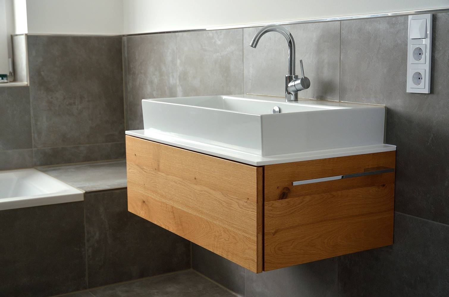 Waschbecken im Badezimmer mit Unterschrank aus Massivholz