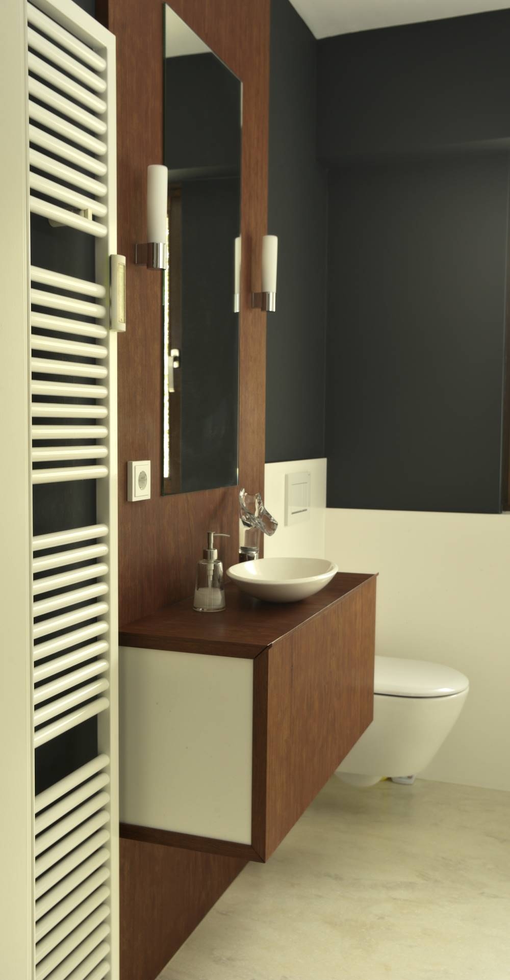 Waschbecken im Badezimmer mit Unter- und Spiegelschrank aus Bobinga